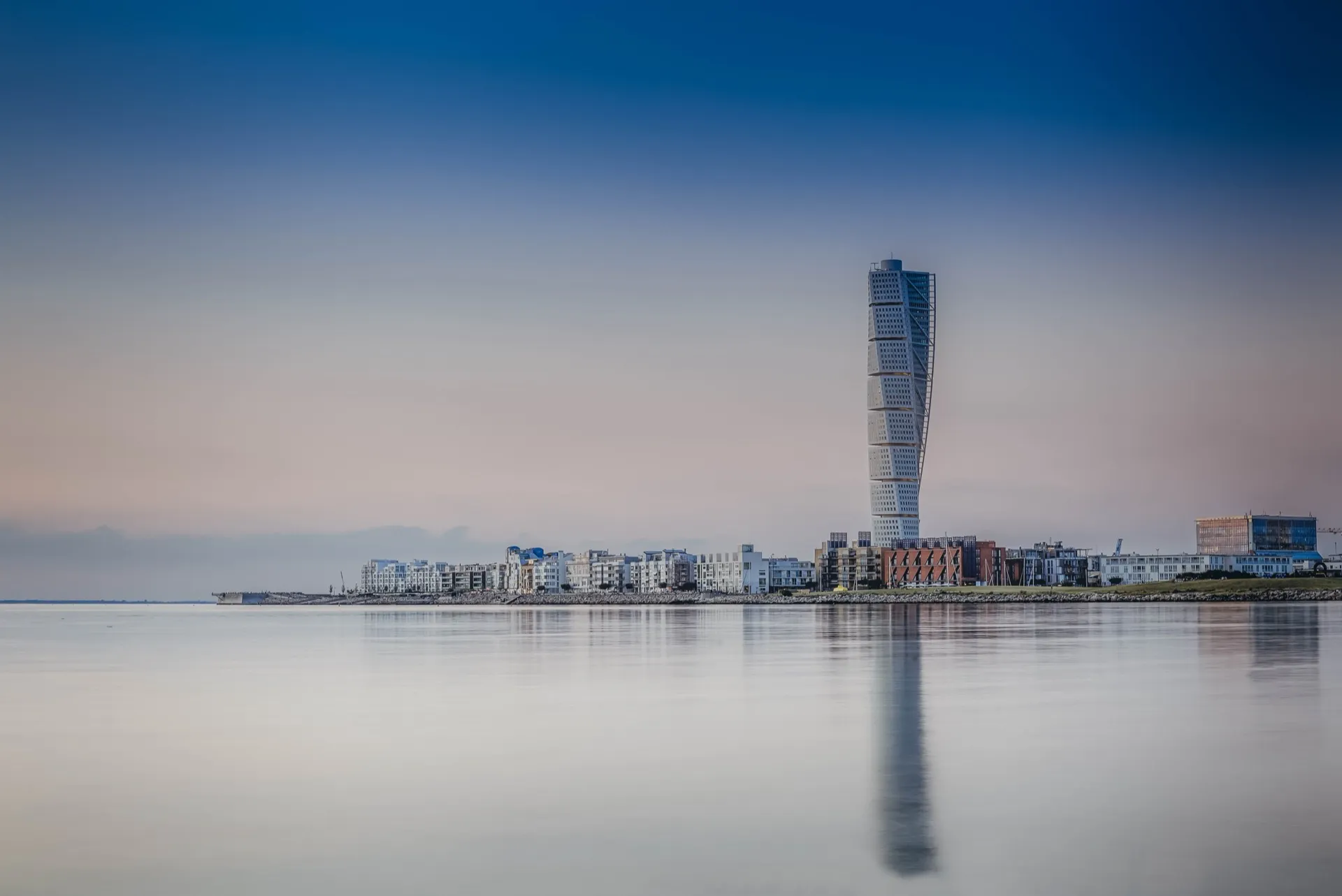 Malmös skyline med Turning Torso sett från havet